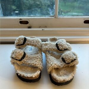 Arizona Big buckle shearling Birkenstock sandal in color Eggshell.